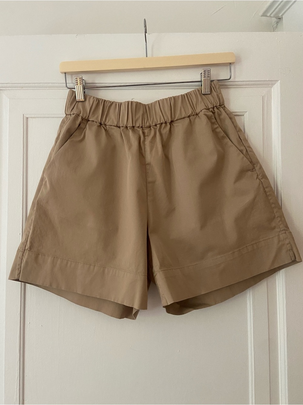 Everlane Relaxed Elastic-Waist Bermuda Shorts in Tan